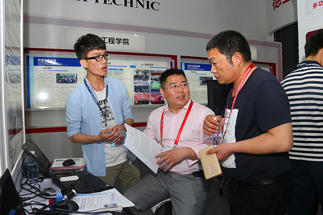 深職院18個項目首次亮相中國電子信息博覽會